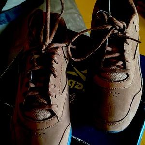 Mens size 8.5 Walk Ultra 7 DMX walking shoes in great condition.